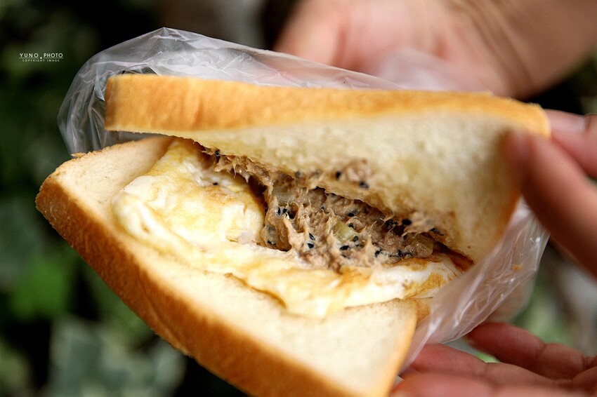 晨吉司漢肉排蛋吐司-社頭員集店｜吐司控必訪！清晨五點半就開賣 不烤不切邊超軟綿肉排蛋吐司。菜單價位