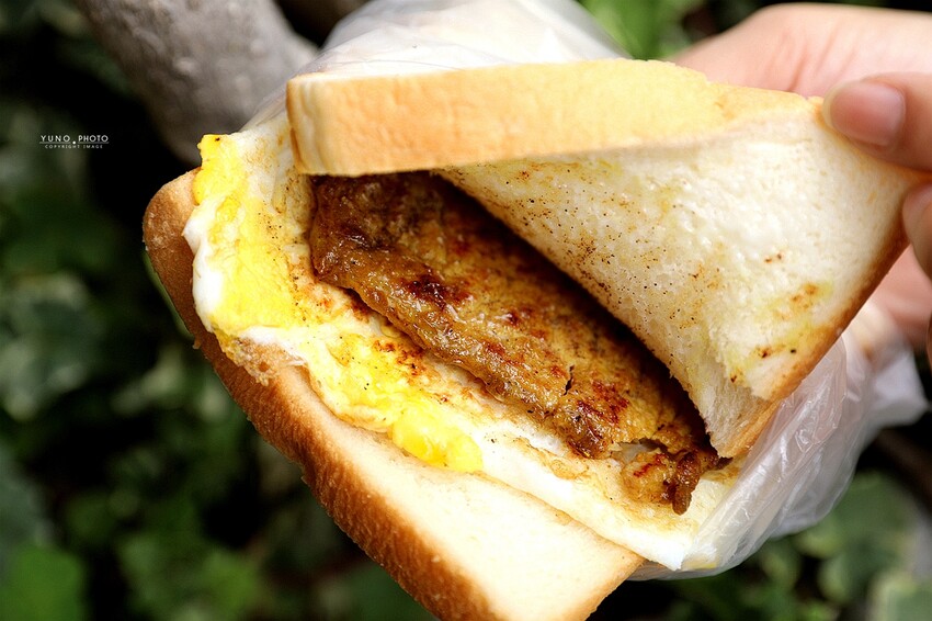 晨吉司漢肉排蛋吐司-社頭員集店｜吐司控必訪！清晨五點半就開賣 不烤不切邊超軟綿肉排蛋吐司。菜單價位