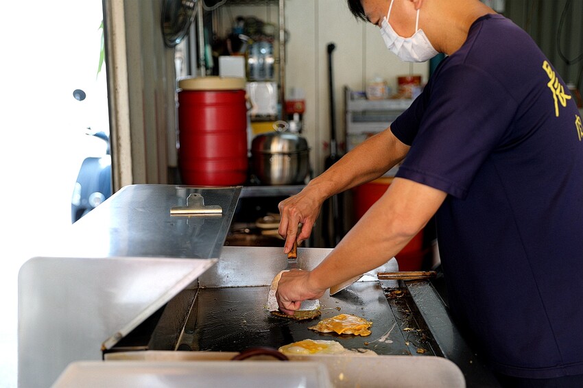 晨吉司漢肉排蛋吐司-社頭員集店｜吐司控必訪！清晨五點半就開賣 不烤不切邊超軟綿肉排蛋吐司。菜單價位