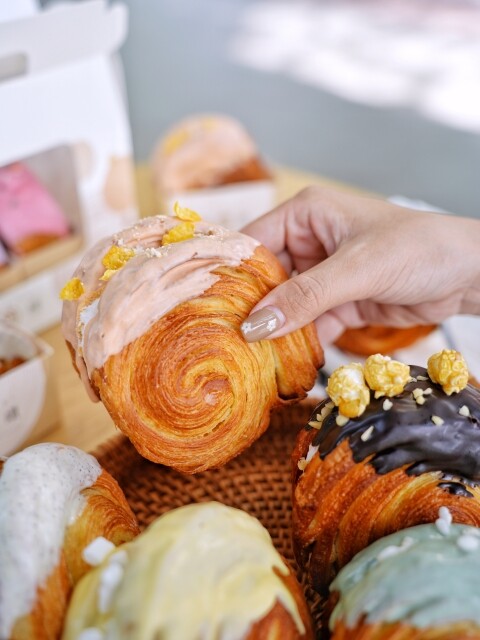 【台中食記】爆紅圓可頌新品牌〔 蝸頌 〕目前只在台中新光三越快閃到6/5,買四送一要買要快喔!