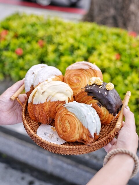 【台中食記】爆紅圓可頌新品牌〔 蝸頌 〕目前只在台中新光三越快閃到6/5,買四送一要買要快喔!