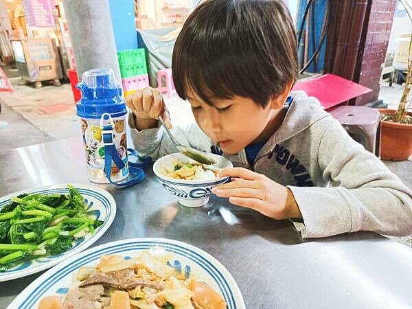 高雄市鹽埕區媽媽今天休息吧！適合小家庭一起用餐的【29號各式小炒】推薦給大家！平價熱炒、乾淨的環境，用餐起來好舒服