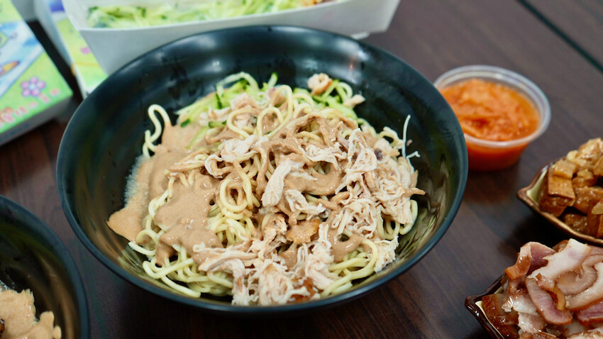 [新莊美食] 食在幸福-邱記（新莊幸福店）｜新莊中和街排隊美食推薦！夏天必吃銅板美食「雞絲涼麵」