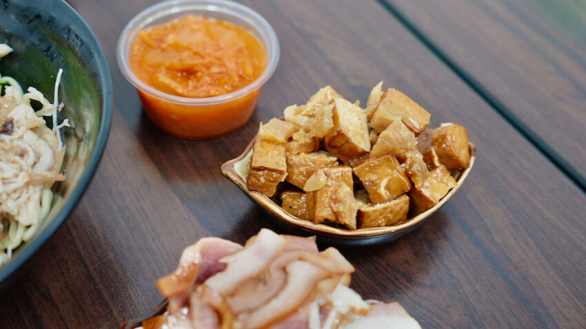 [新莊美食] 食在幸福-邱記（新莊幸福店）｜新莊中和街排隊美食推薦！夏天必吃銅板美食「雞絲涼麵」