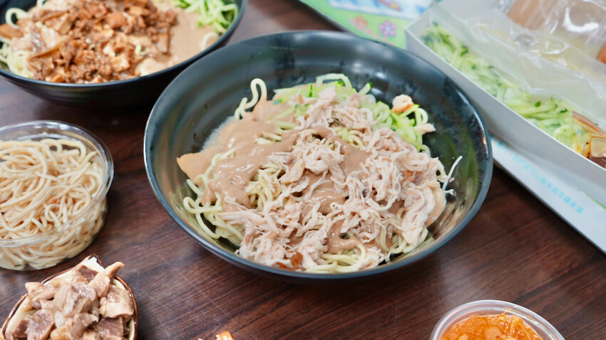 [新莊美食] 食在幸福-邱記（新莊幸福店）｜新莊中和街排隊美食推薦！夏天必吃銅板美食「雞絲涼麵」