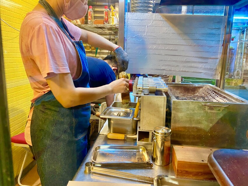 內湖私房口袋名單推薦 哈拉影城 賣烤玉米的小女孩 香噴噴的炭烤玉米，讓你欲罷不能