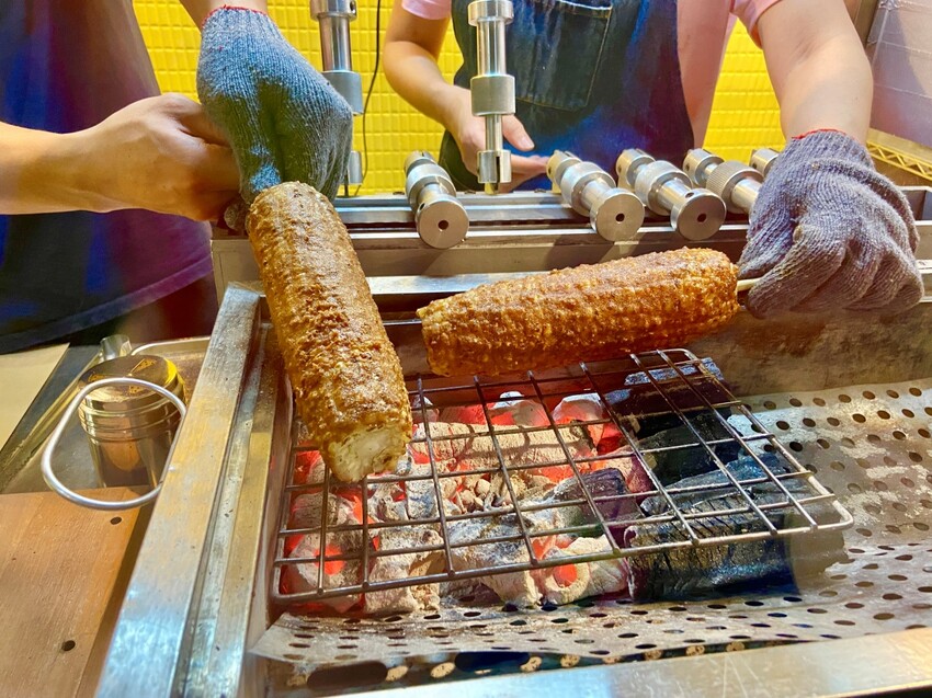 內湖私房口袋名單推薦 哈拉影城 賣烤玉米的小女孩 香噴噴的炭烤玉米，讓你欲罷不能