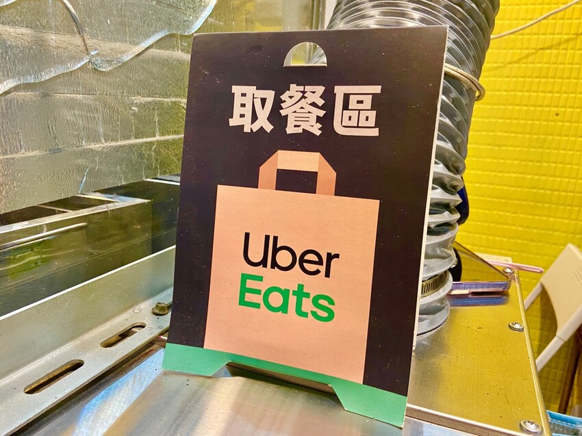 內湖私房口袋名單推薦 哈拉影城 賣烤玉米的小女孩 香噴噴的炭烤玉米，讓你欲罷不能