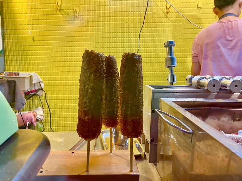 內湖私房口袋名單推薦 哈拉影城 賣烤玉米的小女孩 香噴噴的炭烤玉米，讓你欲罷不能