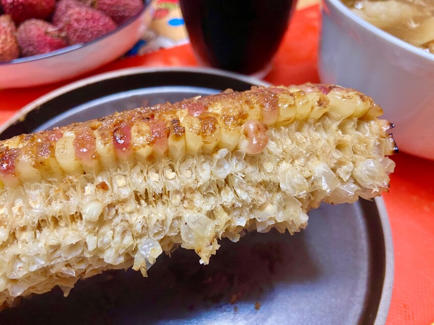 內湖私房口袋名單推薦 哈拉影城 賣烤玉米的小女孩 香噴噴的炭烤玉米，讓你欲罷不能