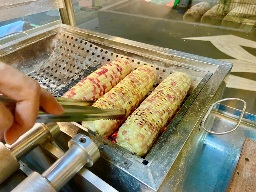 內湖私房口袋名單推薦 哈拉影城 賣烤玉米的小女孩 香噴噴的炭烤玉米，讓你欲罷不能