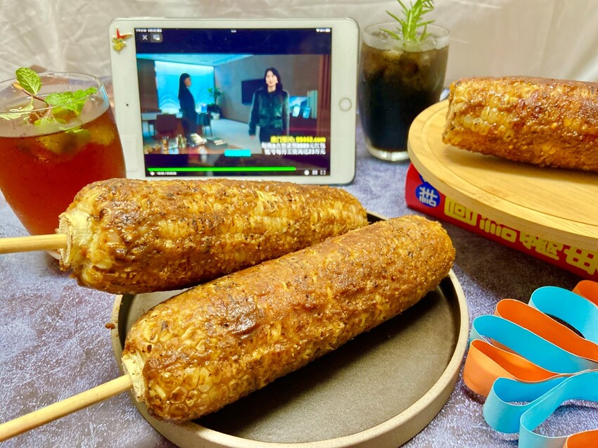 內湖私房口袋名單推薦 哈拉影城 賣烤玉米的小女孩 香噴噴的炭烤玉米，讓你欲罷不能