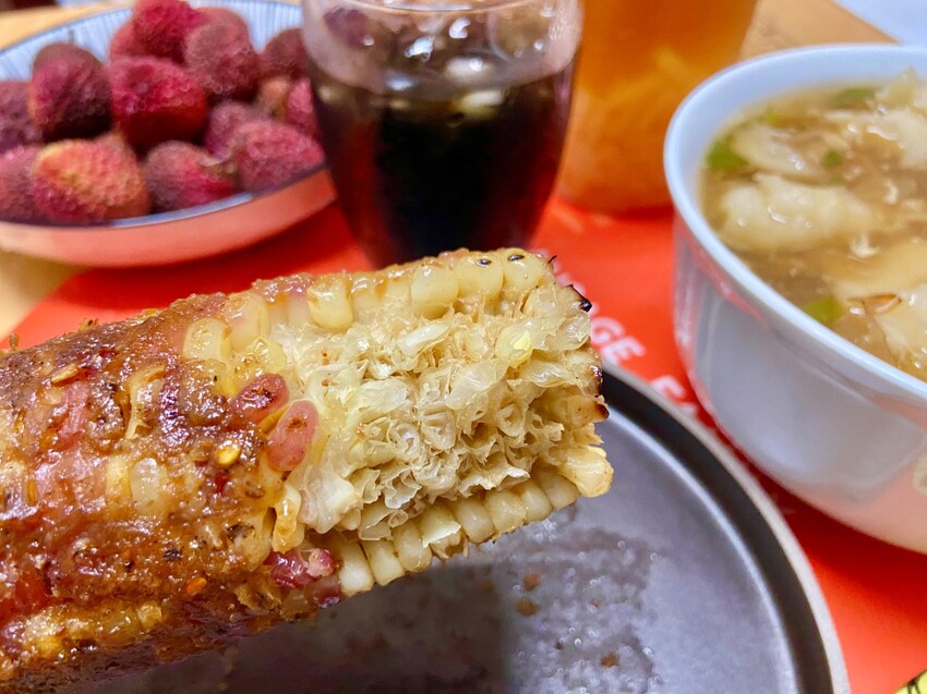 內湖私房口袋名單推薦 哈拉影城 賣烤玉米的小女孩 香噴噴的炭烤玉米，讓你欲罷不能