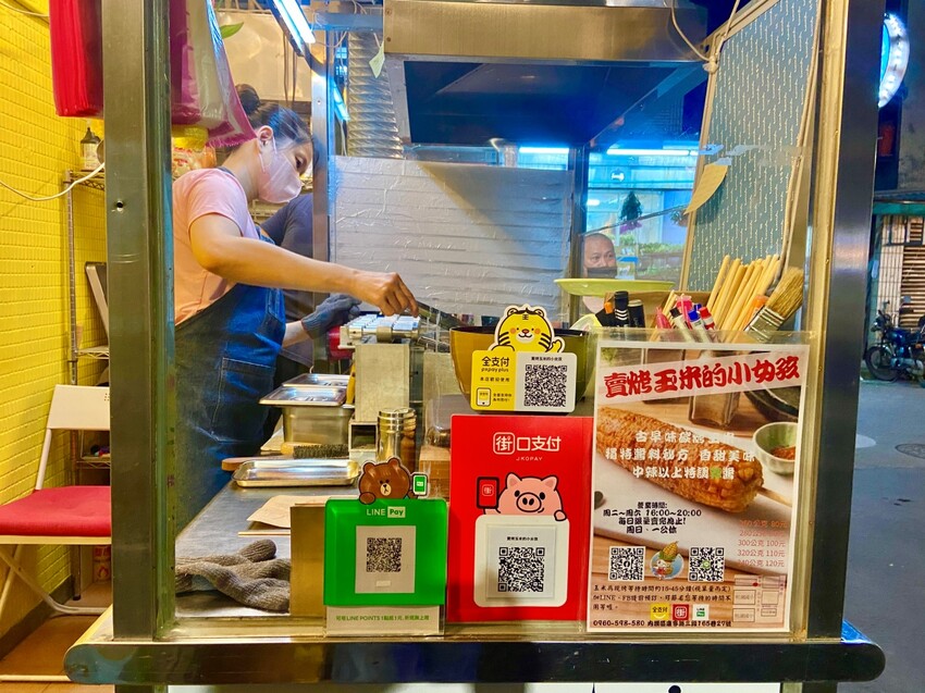 內湖私房口袋名單推薦 哈拉影城 賣烤玉米的小女孩 香噴噴的炭烤玉米，讓你欲罷不能
