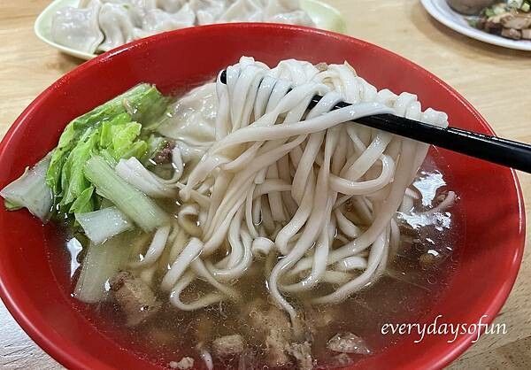 粗的陽春麵，對我來說很有小時候的回憶