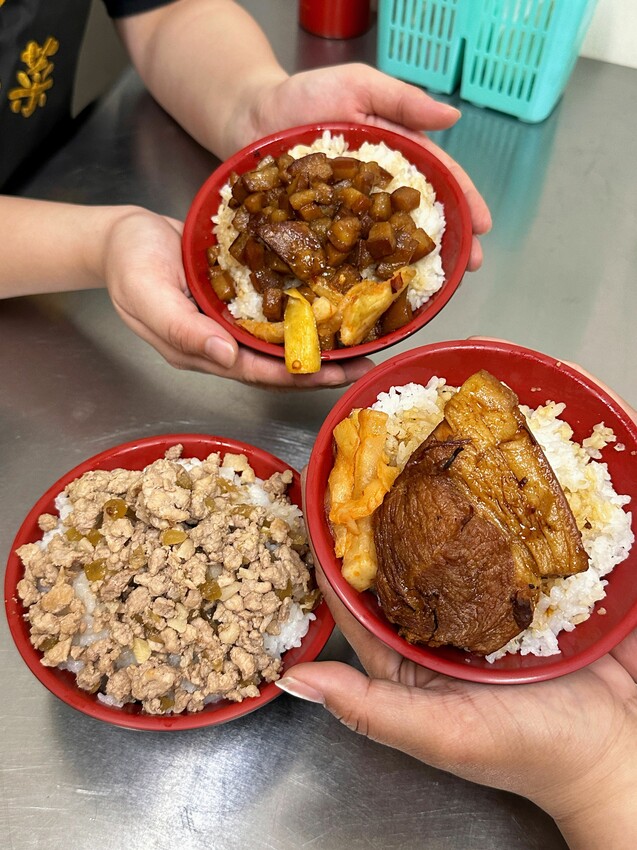 [台中北屯] 明財清粥小菜｜銅板價開吃 各式青菜一盤只要30元！每日多達10多樣家常菜可選擇｜小資族宵夜首選｜內附菜單 - 萍姐愛分享