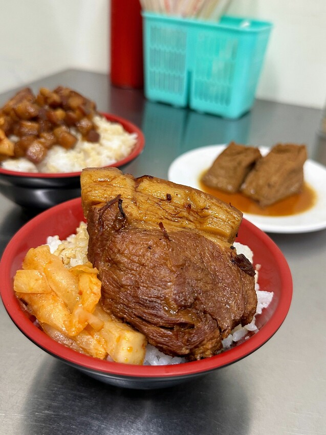 [台中北屯] 明財清粥小菜｜銅板價開吃 各式青菜一盤只要30元！每日多達10多樣家常菜可選擇｜小資族宵夜首選｜內附菜單 - 萍姐愛分享