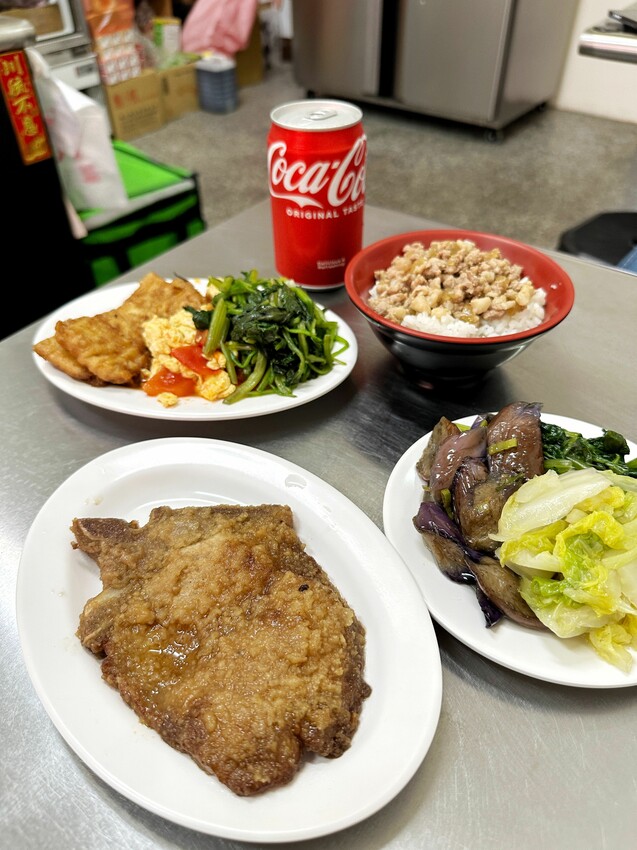 [台中北屯] 明財清粥小菜｜銅板價開吃 各式青菜一盤只要30元！每日多達10多樣家常菜可選擇｜小資族宵夜首選｜內附菜單 - 萍姐愛分享