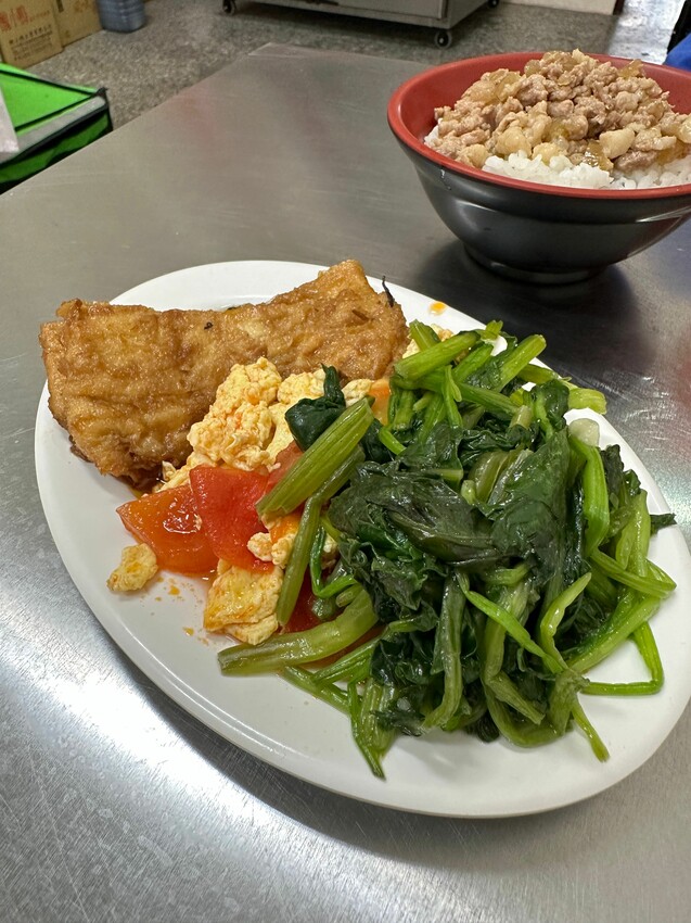 [台中北屯] 明財清粥小菜｜銅板價開吃 各式青菜一盤只要30元！每日多達10多樣家常菜可選擇｜小資族宵夜首選｜內附菜單 - 萍姐愛分享