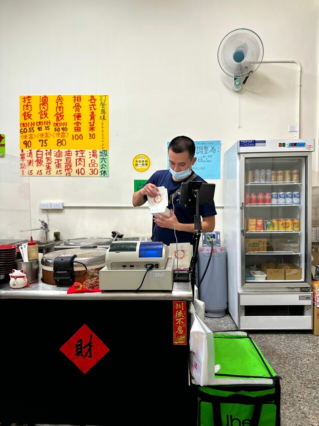 [台中北屯] 明財清粥小菜｜銅板價開吃 各式青菜一盤只要30元！每日多達10多樣家常菜可選擇｜小資族宵夜首選｜內附菜單 - 萍姐愛分享