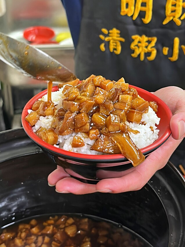 [台中北屯] 明財清粥小菜｜銅板價開吃 各式青菜一盤只要30元！每日多達10多樣家常菜可選擇｜小資族宵夜首選｜內附菜單 - 萍姐愛分享