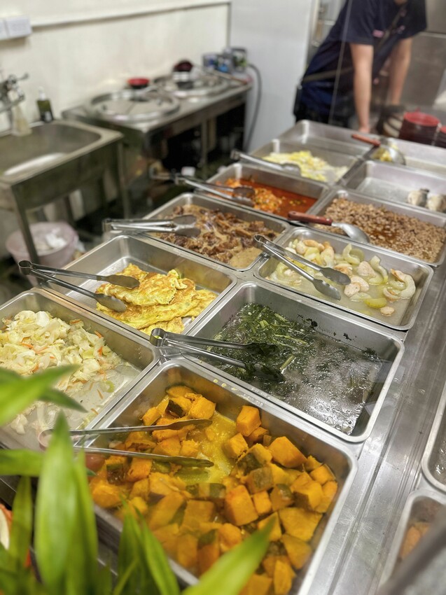 [台中北屯] 明財清粥小菜｜銅板價開吃 各式青菜一盤只要30元！每日多達10多樣家常菜可選擇｜小資族宵夜首選｜內附菜單 - 萍姐愛分享