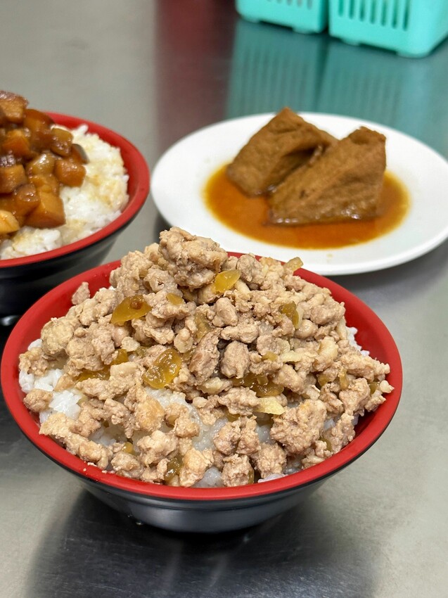 [台中北屯] 明財清粥小菜｜銅板價開吃 各式青菜一盤只要30元！每日多達10多樣家常菜可選擇｜小資族宵夜首選｜內附菜單 - 萍姐愛分享