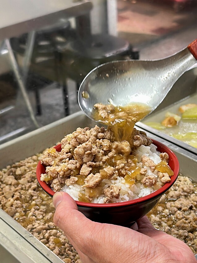 [台中北屯] 明財清粥小菜｜銅板價開吃 各式青菜一盤只要30元！每日多達10多樣家常菜可選擇｜小資族宵夜首選｜內附菜單 - 萍姐愛分享