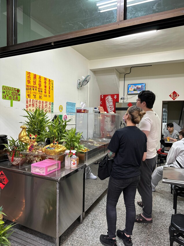 [台中北屯] 明財清粥小菜｜銅板價開吃 各式青菜一盤只要30元！每日多達10多樣家常菜可選擇｜小資族宵夜首選｜內附菜單 - 萍姐愛分享