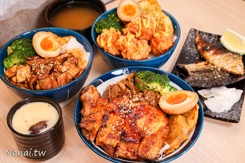 靜修路的員炙燒肉丼！餐點現點現做建議打電話預訂，必點牛五花雙拼烤雞腿丼飯，滿滿肉量吃得飽