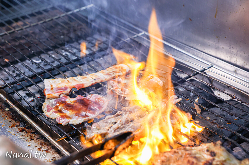 靜修路的員炙燒肉丼！餐點現點現做建議打電話預訂，必點牛五花雙拼烤雞腿丼飯，滿滿肉量吃得飽