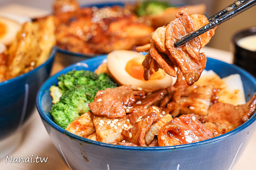 靜修路的員炙燒肉丼！餐點現點現做建議打電話預訂，必點牛五花雙拼烤雞腿丼飯，滿滿肉量吃得飽