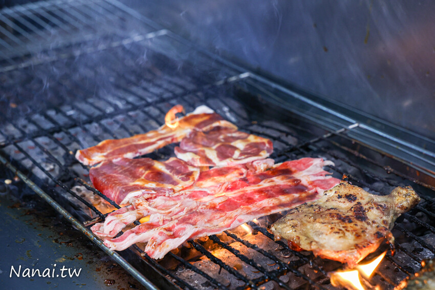 靜修路的員炙燒肉丼！餐點現點現做建議打電話預訂，必點牛五花雙拼烤雞腿丼飯，滿滿肉量吃得飽