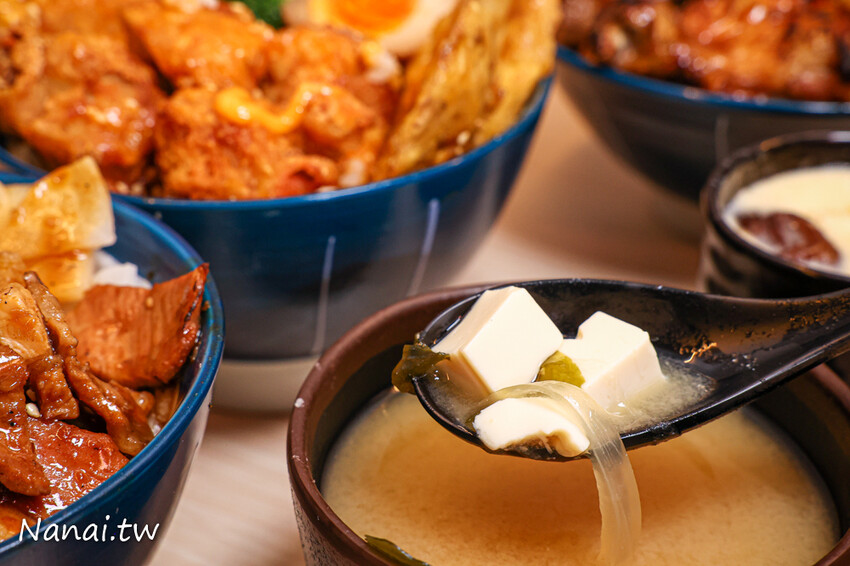 靜修路的員炙燒肉丼！餐點現點現做建議打電話預訂，必點牛五花雙拼烤雞腿丼飯，滿滿肉量吃得飽