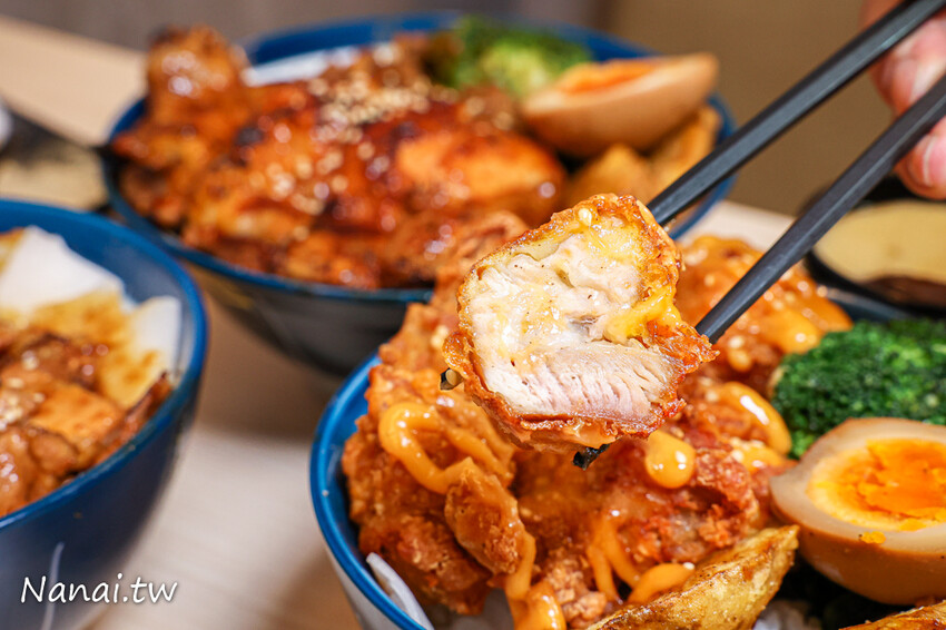 靜修路的員炙燒肉丼！餐點現點現做建議打電話預訂，必點牛五花雙拼烤雞腿丼飯，滿滿肉量吃得飽
