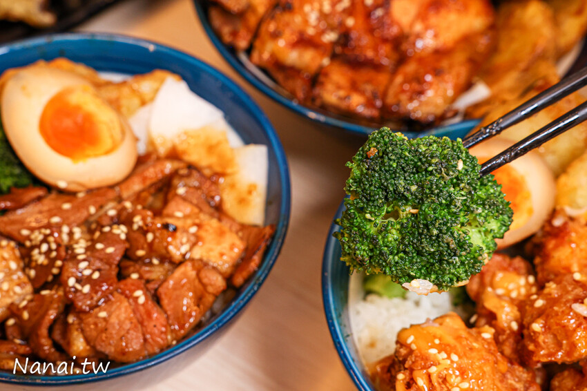 靜修路的員炙燒肉丼！餐點現點現做建議打電話預訂，必點牛五花雙拼烤雞腿丼飯，滿滿肉量吃得飽