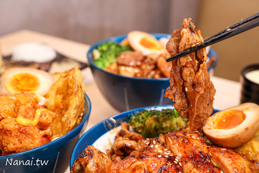 靜修路的員炙燒肉丼！餐點現點現做建議打電話預訂，必點牛五花雙拼烤雞腿丼飯，滿滿肉量吃得飽