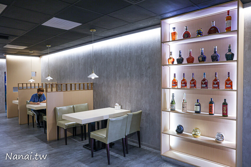 靜修路的員炙燒肉丼！餐點現點現做建議打電話預訂，必點牛五花雙拼烤雞腿丼飯，滿滿肉量吃得飽