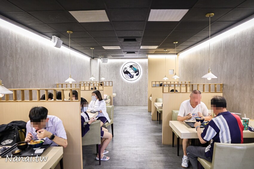 靜修路的員炙燒肉丼！餐點現點現做建議打電話預訂，必點牛五花雙拼烤雞腿丼飯，滿滿肉量吃得飽