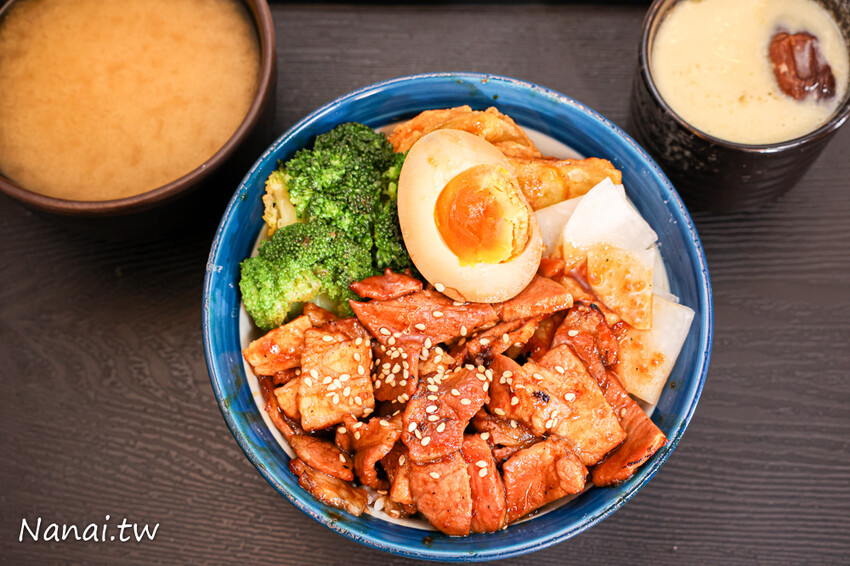 靜修路的員炙燒肉丼！餐點現點現做建議打電話預訂，必點牛五花雙拼烤雞腿丼飯，滿滿肉量吃得飽