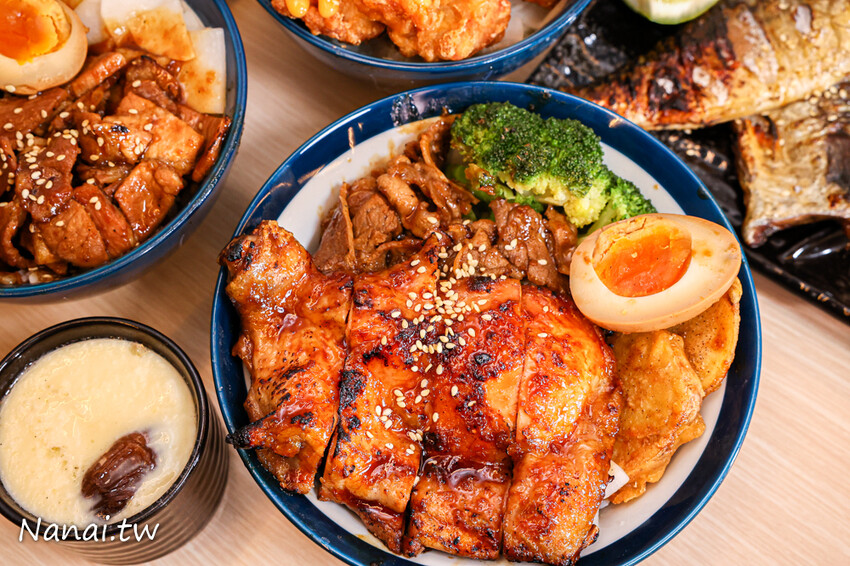 靜修路的員炙燒肉丼！餐點現點現做建議打電話預訂，必點牛五花雙拼烤雞腿丼飯，滿滿肉量吃得飽