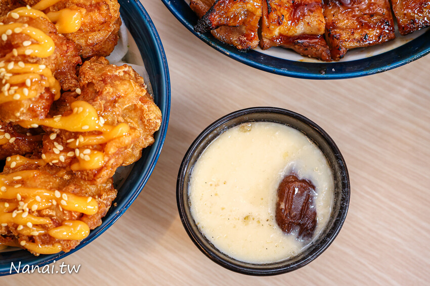 靜修路的員炙燒肉丼！餐點現點現做建議打電話預訂，必點牛五花雙拼烤雞腿丼飯，滿滿肉量吃得飽