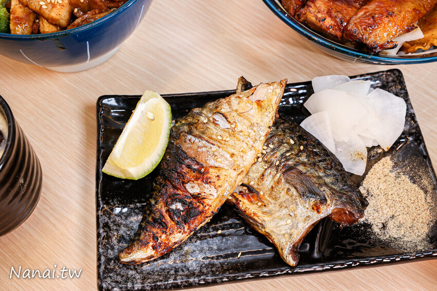 靜修路的員炙燒肉丼！餐點現點現做建議打電話預訂，必點牛五花雙拼烤雞腿丼飯，滿滿肉量吃得飽