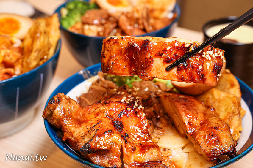靜修路的員炙燒肉丼！餐點現點現做建議打電話預訂，必點牛五花雙拼烤雞腿丼飯，滿滿肉量吃得飽