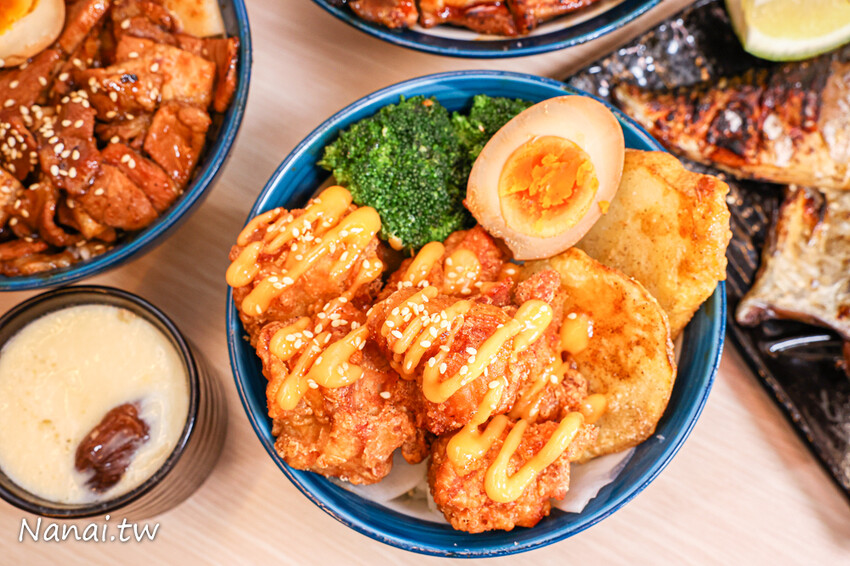 靜修路的員炙燒肉丼！餐點現點現做建議打電話預訂，必點牛五花雙拼烤雞腿丼飯，滿滿肉量吃得飽