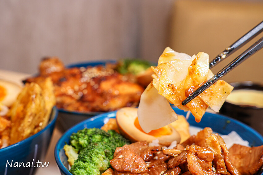 靜修路的員炙燒肉丼！餐點現點現做建議打電話預訂，必點牛五花雙拼烤雞腿丼飯，滿滿肉量吃得飽