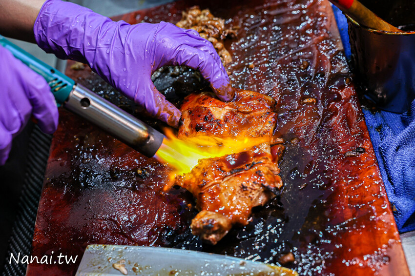 靜修路的員炙燒肉丼！餐點現點現做建議打電話預訂，必點牛五花雙拼烤雞腿丼飯，滿滿肉量吃得飽