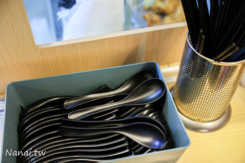 靜修路的員炙燒肉丼！餐點現點現做建議打電話預訂，必點牛五花雙拼烤雞腿丼飯，滿滿肉量吃得飽