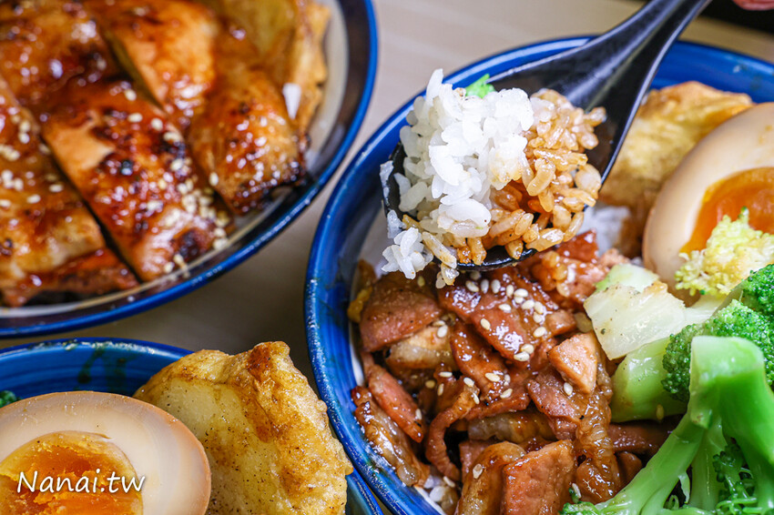 靜修路的員炙燒肉丼！餐點現點現做建議打電話預訂，必點牛五花雙拼烤雞腿丼飯，滿滿肉量吃得飽