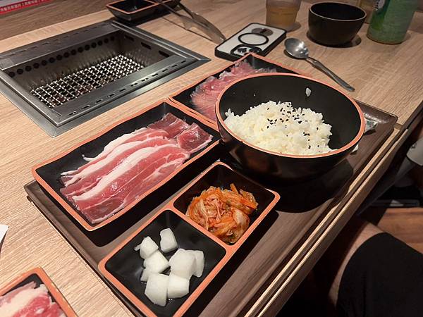 中壢美食推薦肉執事日式個人燒肉，創意軌道送餐，CP值爆表